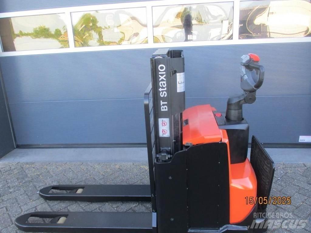 BT SWE 200D Pedestrian stacker