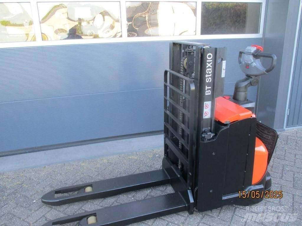 BT SWE 200D Pedestrian stacker
