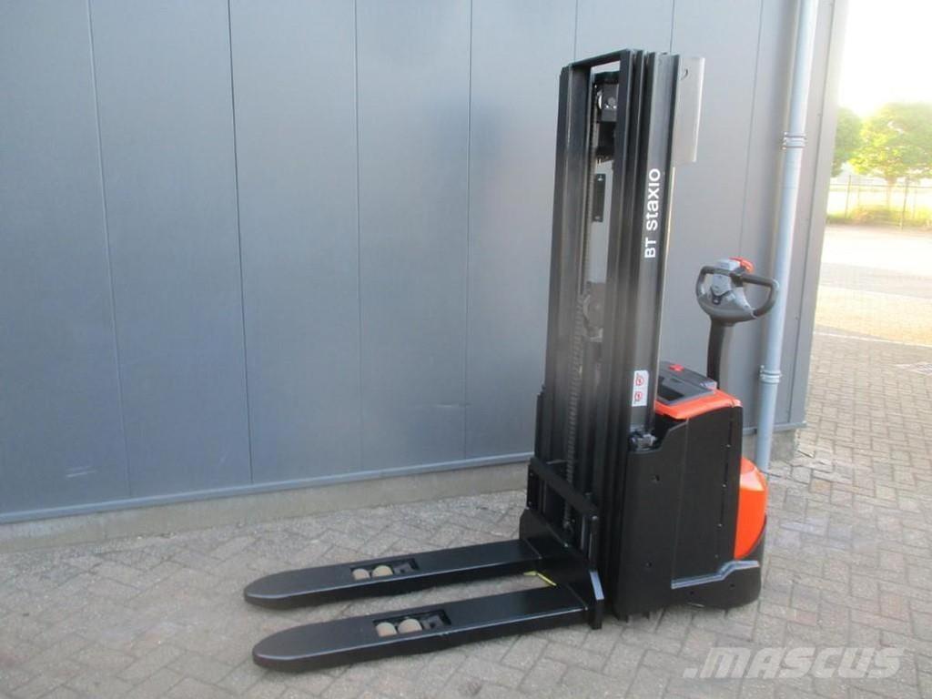 Toyota SWE 120L Pedestrian stacker
