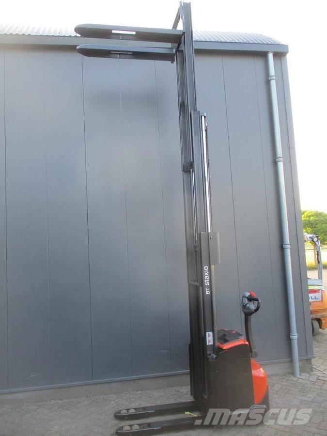 Toyota SWE 120L Pedestrian stacker