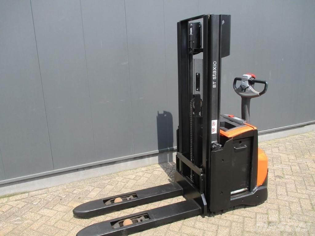 Toyota SWE 120L Pedestrian stacker