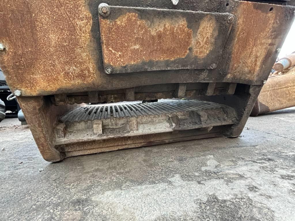 MB Crusher 120 Crushing buckets