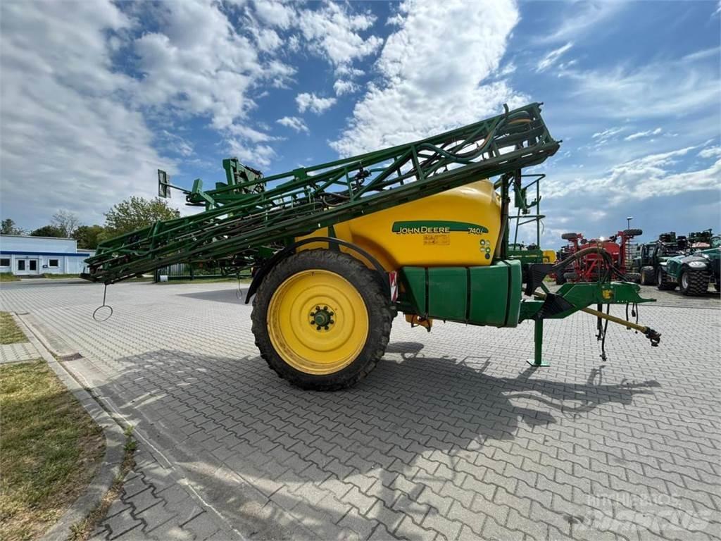 John Deere 740i Trailed sprayers