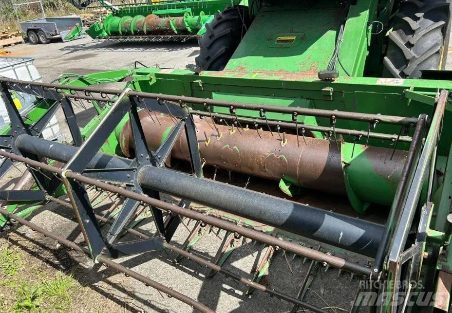 John Deere 1055 Combine harvesters