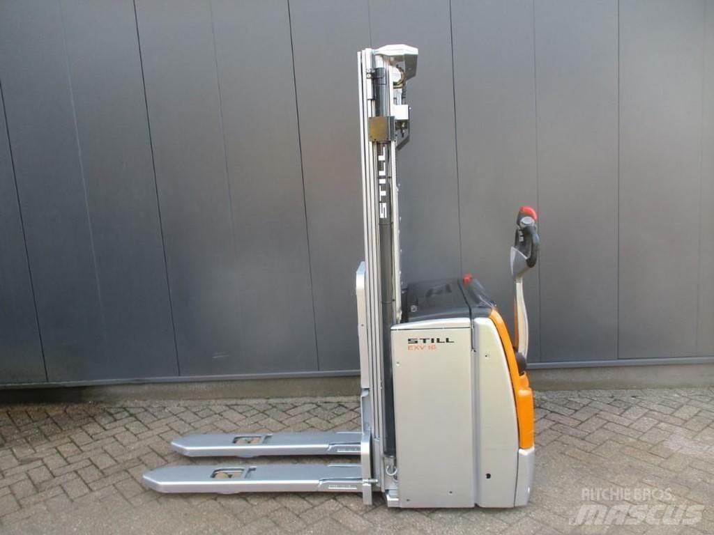 Still EXV 16 Pedestrian stacker