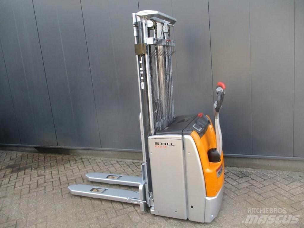 Still EXV 16 Pedestrian stacker