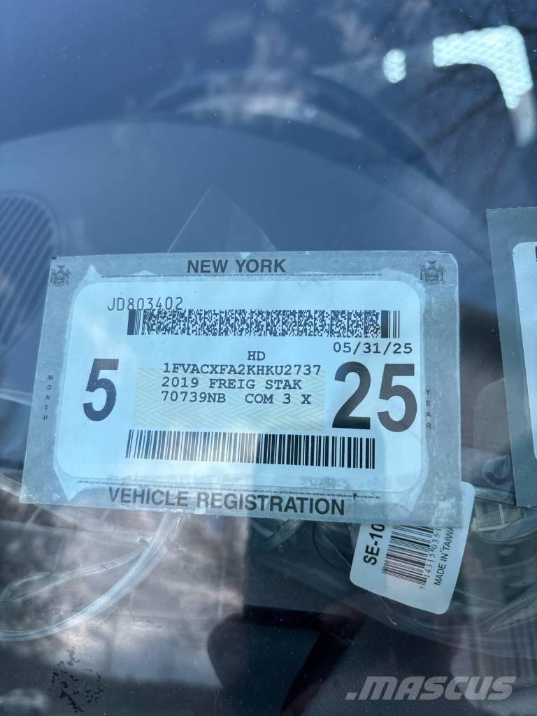 Freightliner M2-106 Tracked cranes