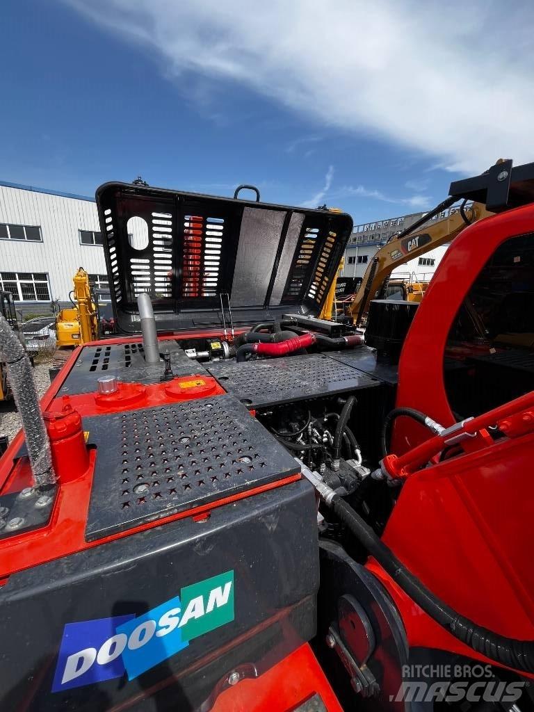Doosan DX 225 Crawler excavators