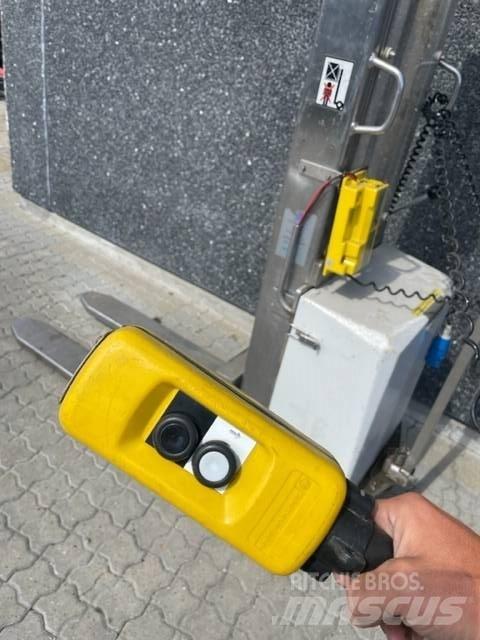 NH SB1000 Pedestrian stacker