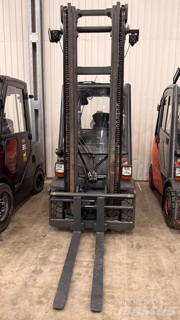 Linde H25D-02 Diesel trucks