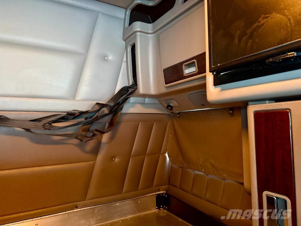 Peterbilt 389 Tractor Units