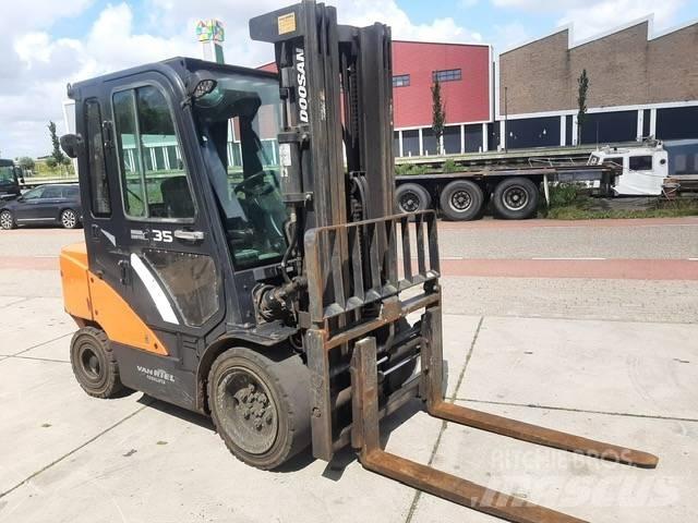 Doosan D 35 C-7 Diesel trucks