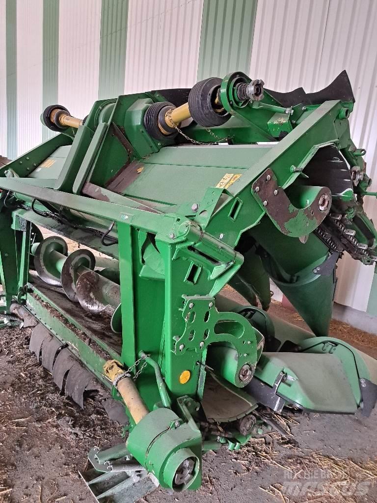 John Deere 608C Combine harvester heads