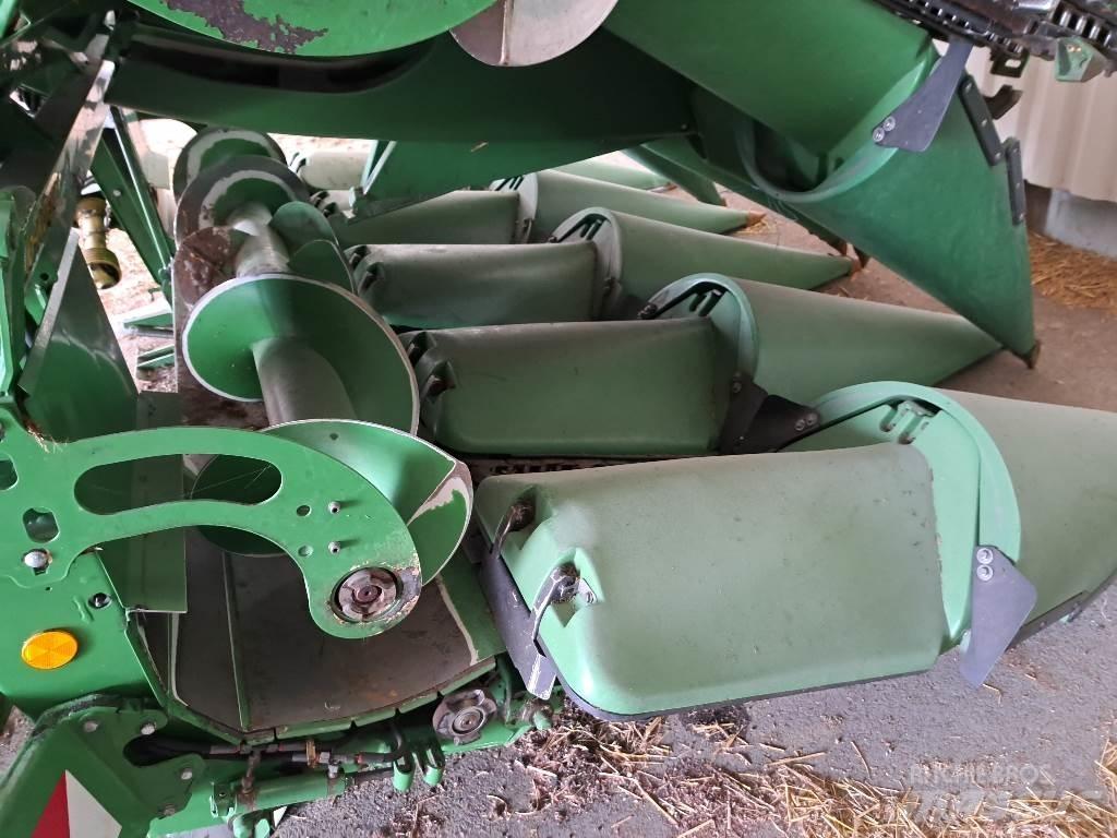John Deere 608C Combine harvester heads