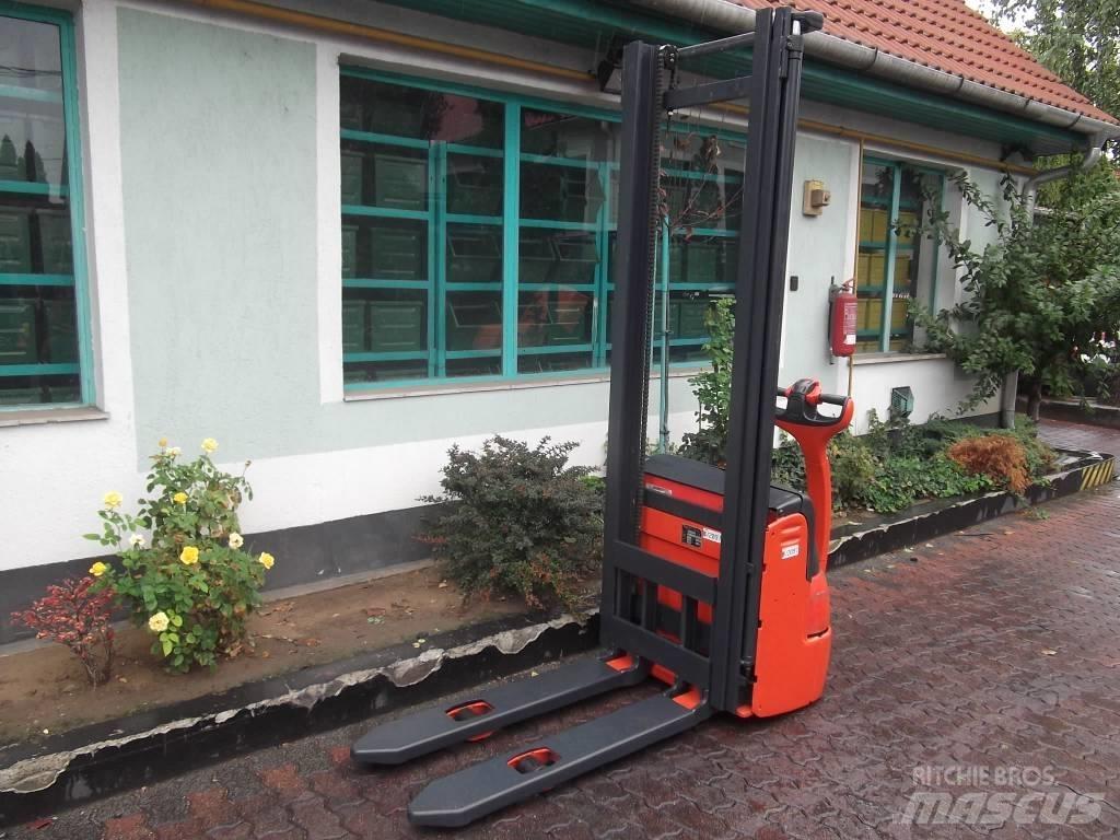 Linde L12 /379/ V-2097 Self propelled stackers