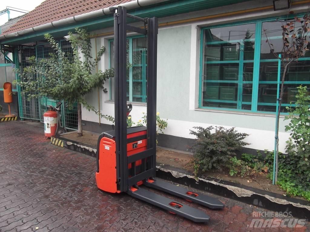 Linde L12 /379/ V-2097 Self propelled stackers