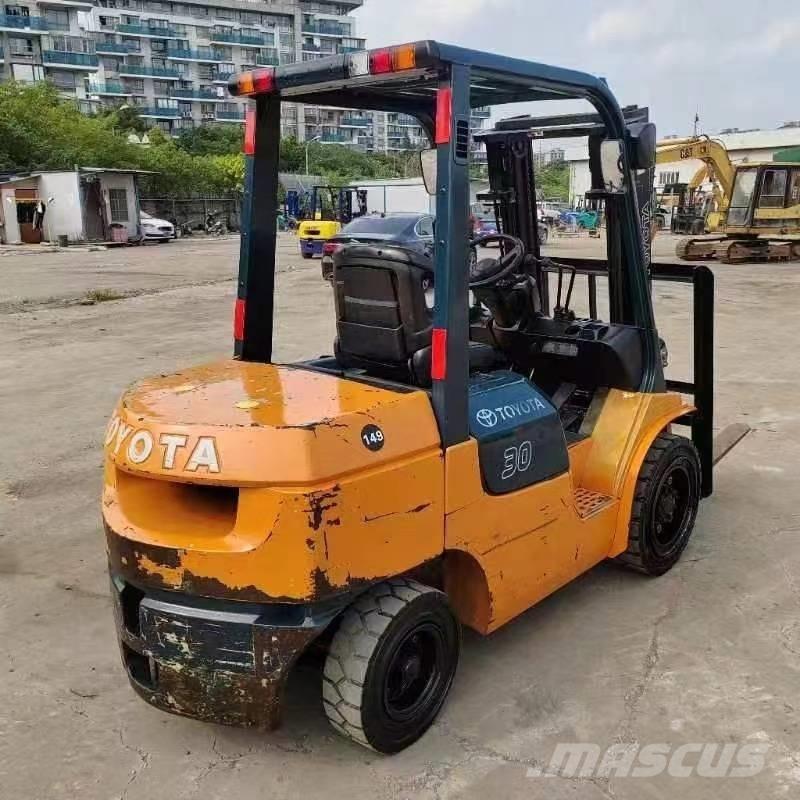 Toyota FD 30 Diesel trucks