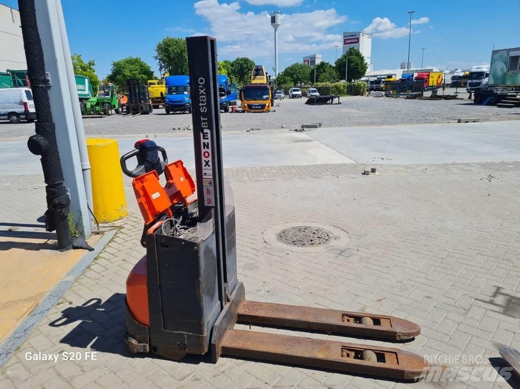 Toyota SWE080L Pedestrian stacker