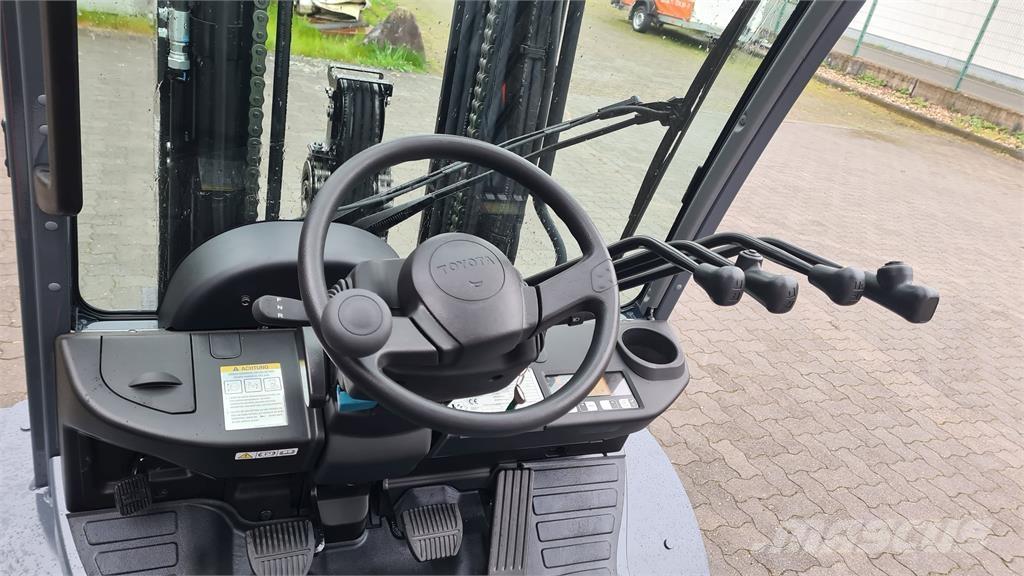 Toyota 02-8FGJF35 LPG trucks