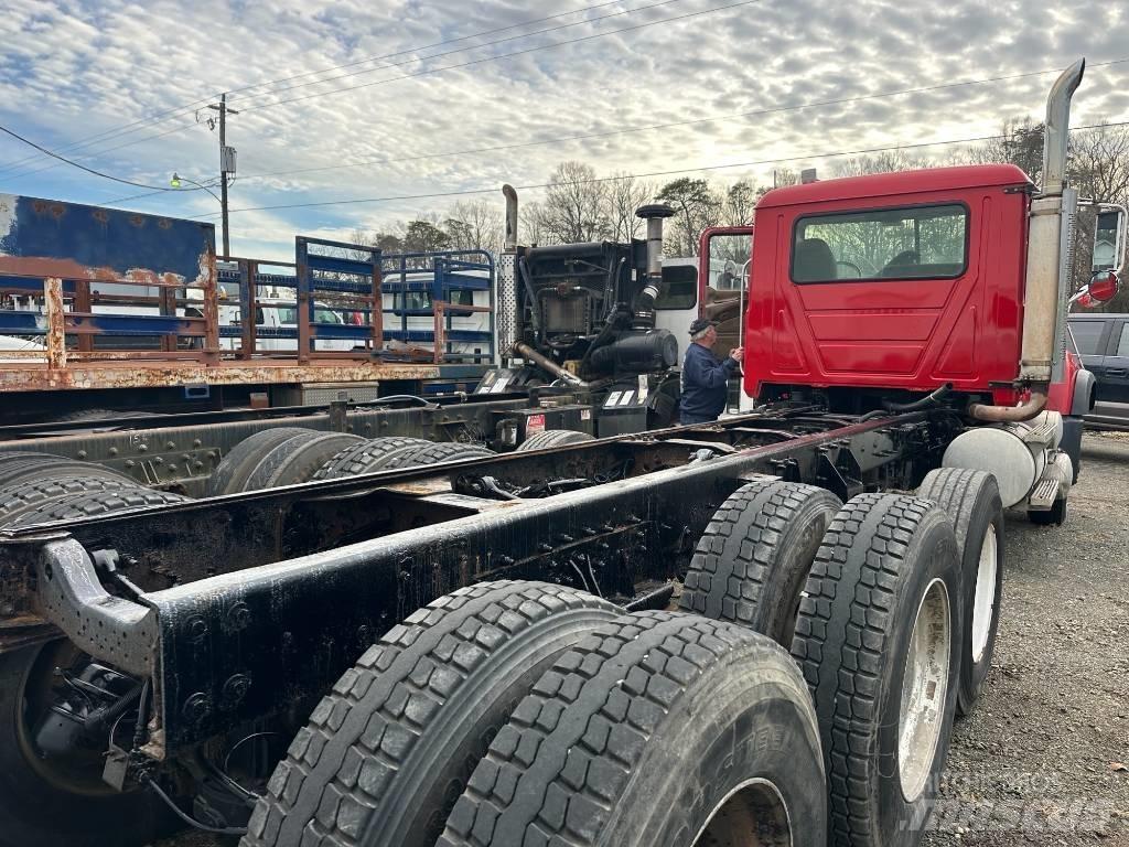 Mack CV 713 Cable lift demountable trucks