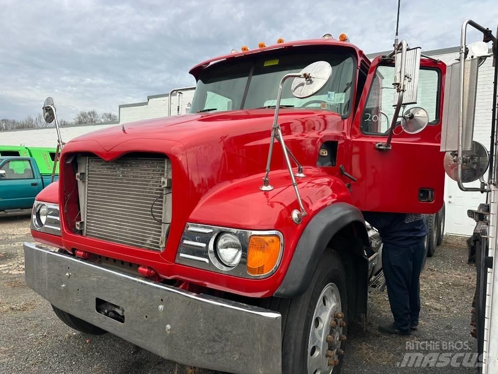 Mack CV 713 Cable lift demountable trucks