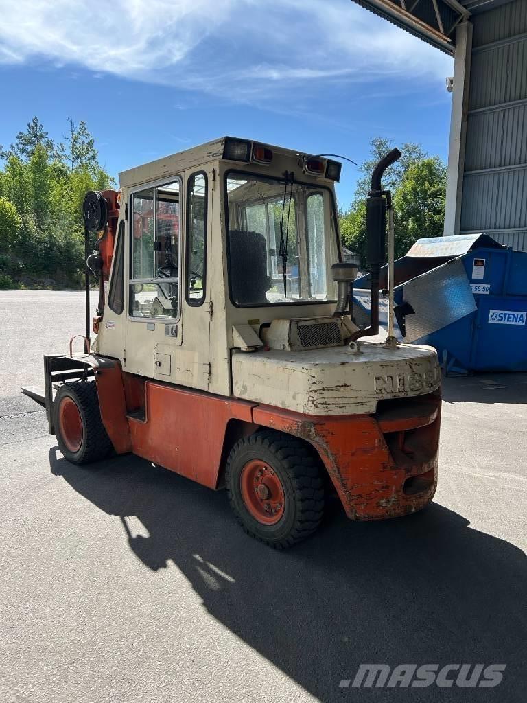 Nissan YGF03 Diesel trucks