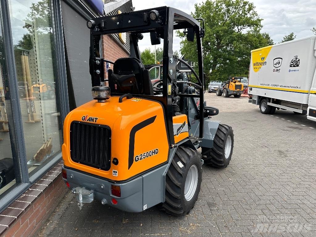 GiANT G2500HD Multi purpose loaders