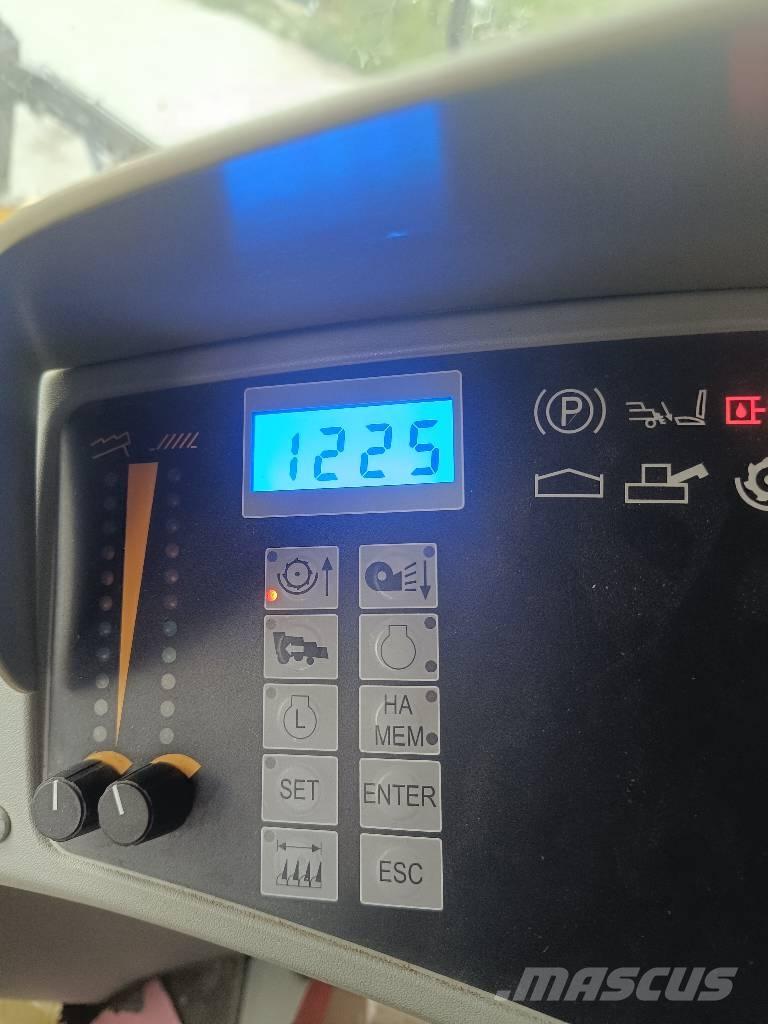 New Holland TC 5050 Combine harvesters