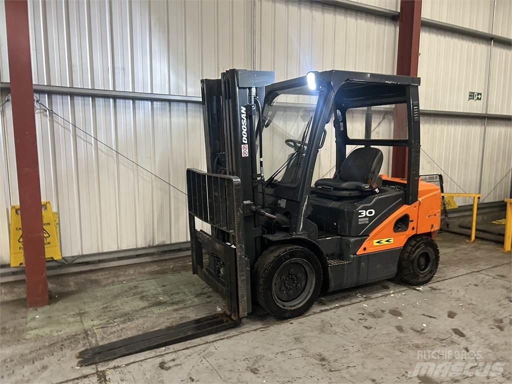Doosan D30S-5 Diesel trucks