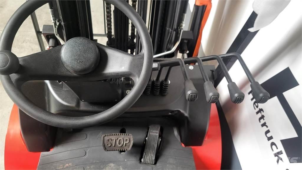  EFL303-B Electric forklift trucks