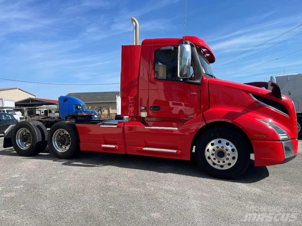 Volvo VNL64T300 Tractor Units
