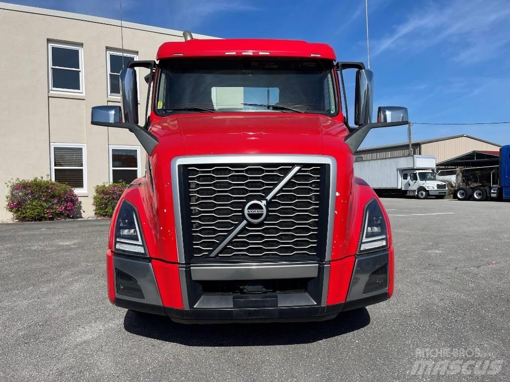 Volvo VNL64T300 Tractor Units