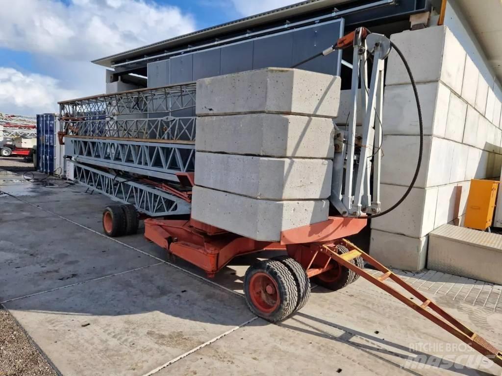 Benedini B18 Self erecting cranes