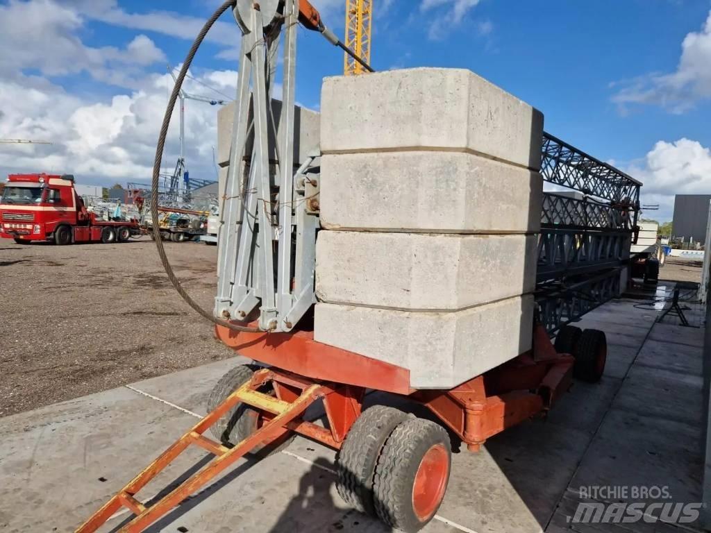 Benedini B18 Self erecting cranes