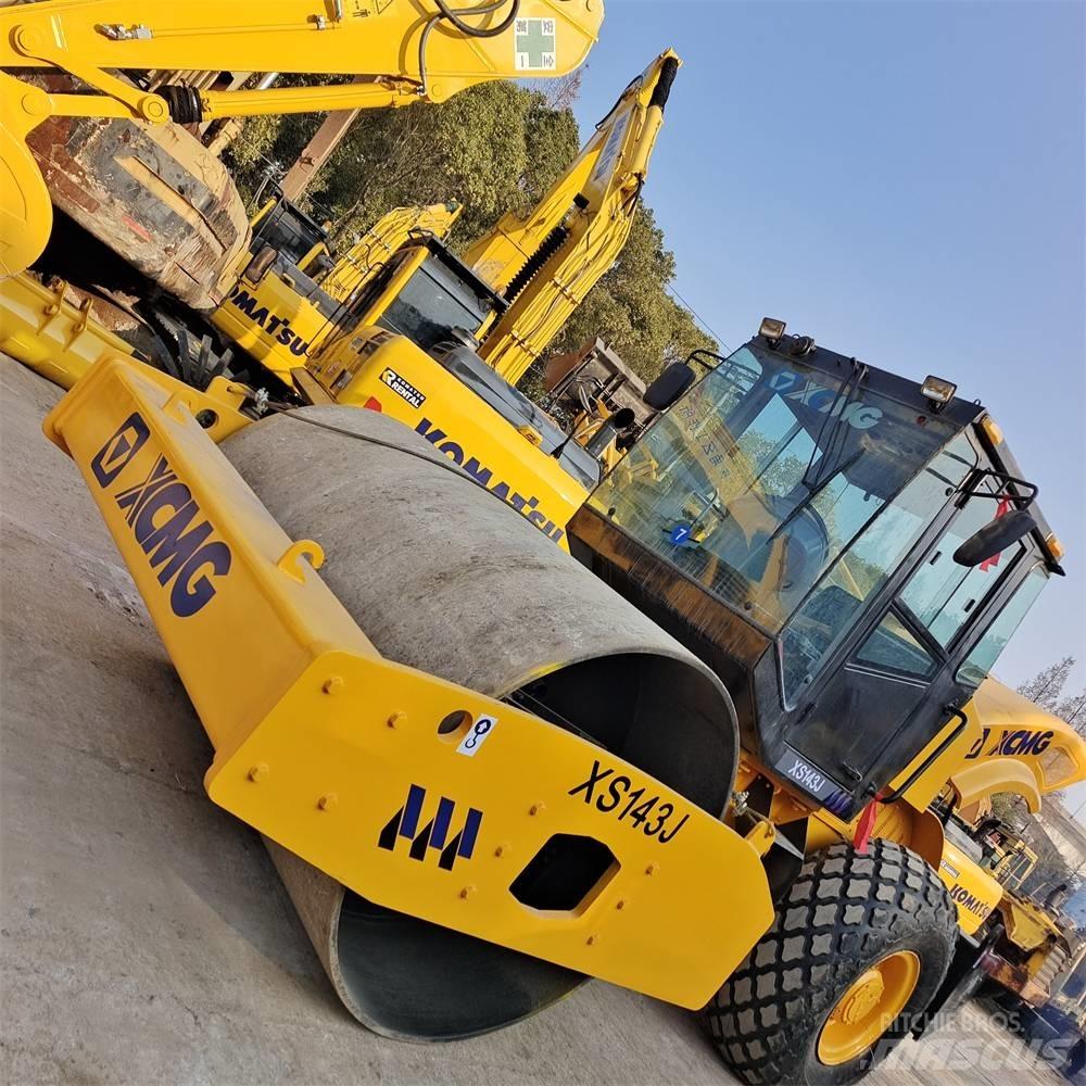 XCMG XS 142 J Single drum rollers
