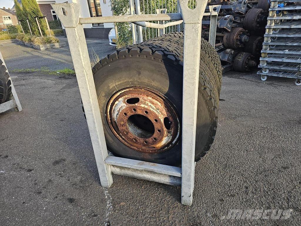  Several 1000 X 20 Skeletal trailers