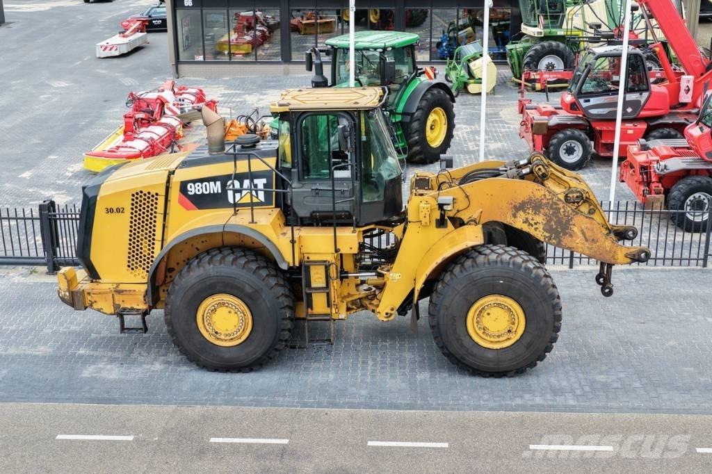 CAT 980M shovel + Bak Wheel loaders
