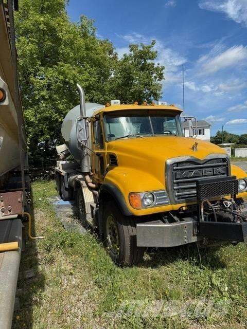Mack CV 713 Concrete pump trucks