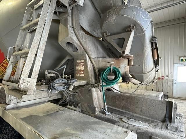 Mack CV 713 Concrete pump trucks
