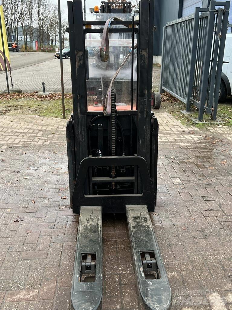 BT SPE 125 Pedestrian stacker