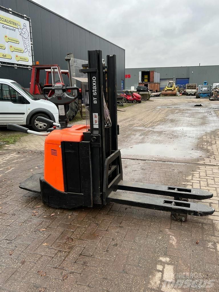 BT SPE 125 Pedestrian stacker