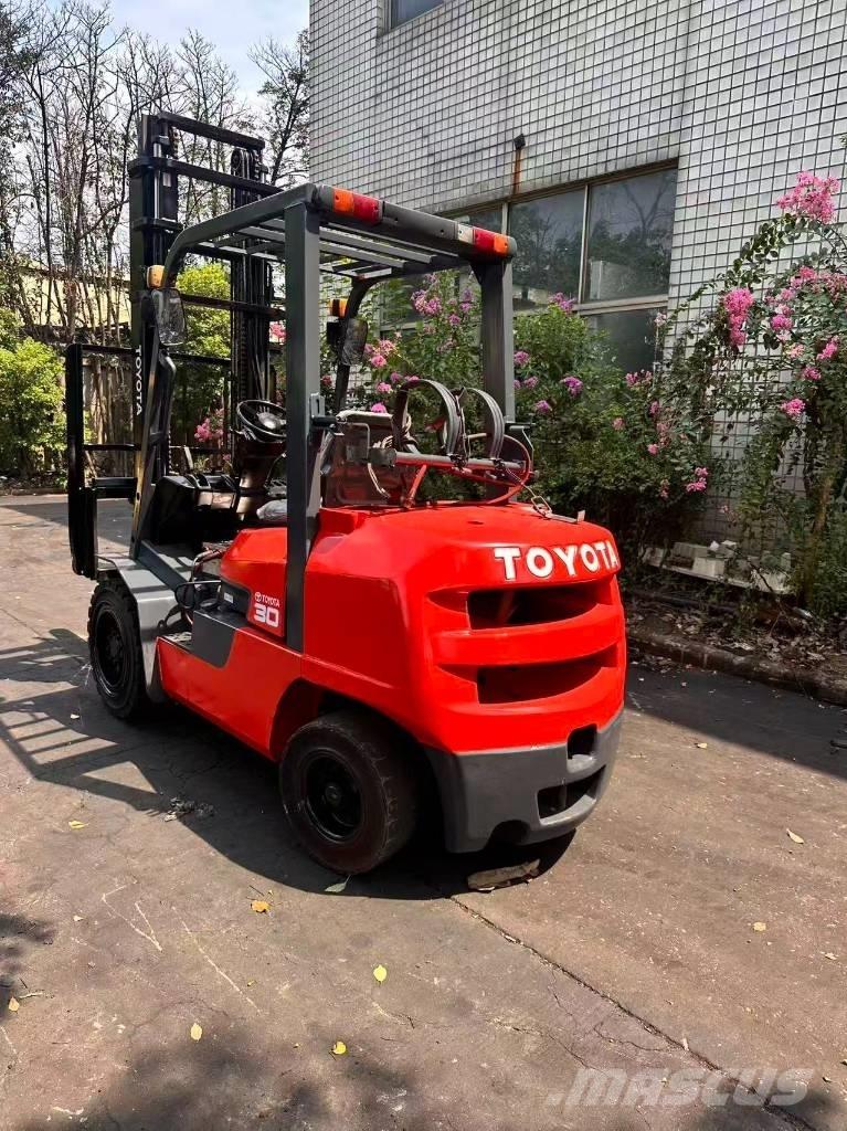 Toyota FD 30 Diesel trucks