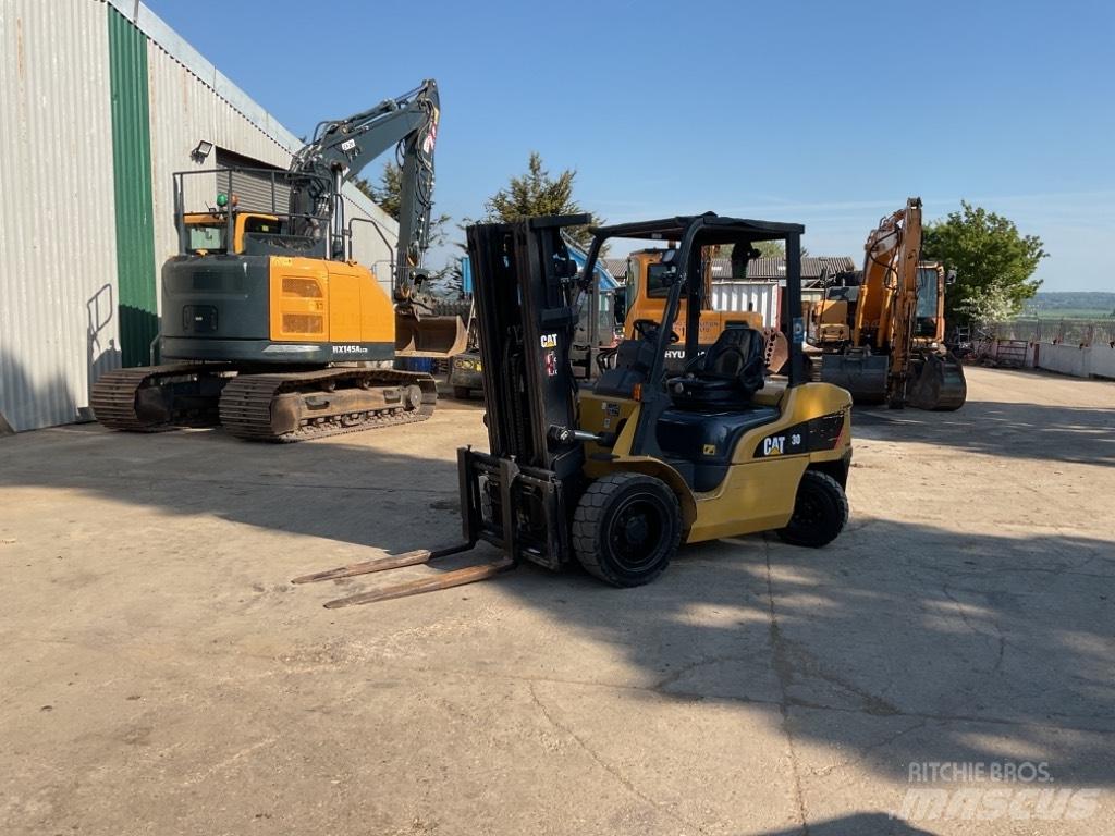 CAT DP30NT Diesel trucks