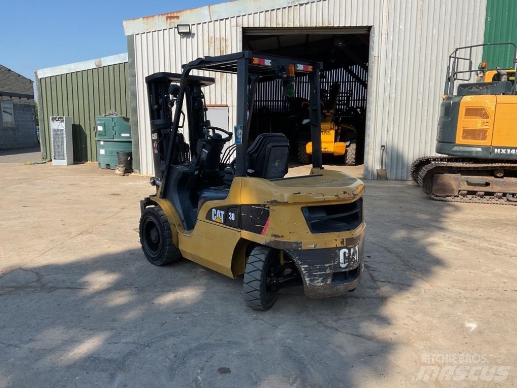 CAT DP30NT Diesel trucks