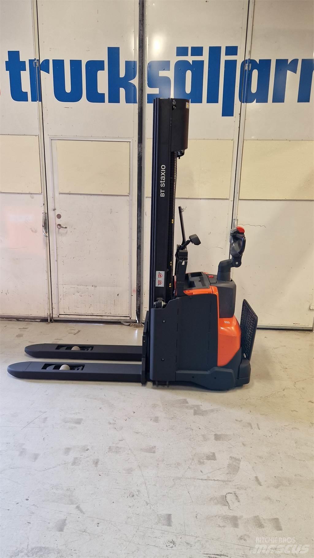 Toyota SWE140L Pedestrian stacker