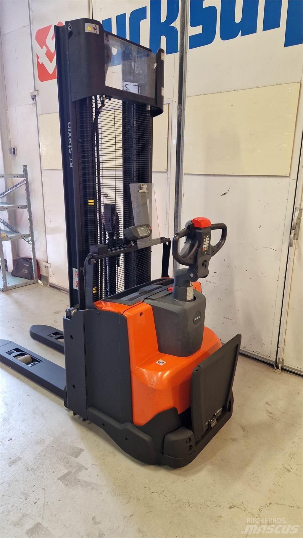 Toyota SWE140L Pedestrian stacker