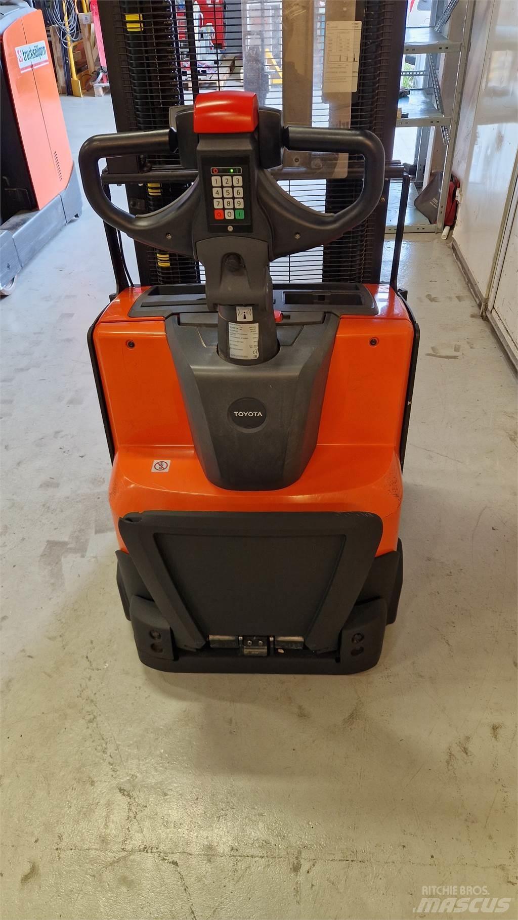 Toyota SWE140L Pedestrian stacker