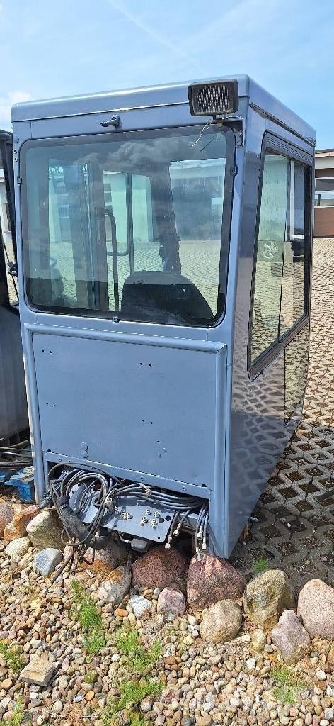 CASE 988 CK Cabins and interior