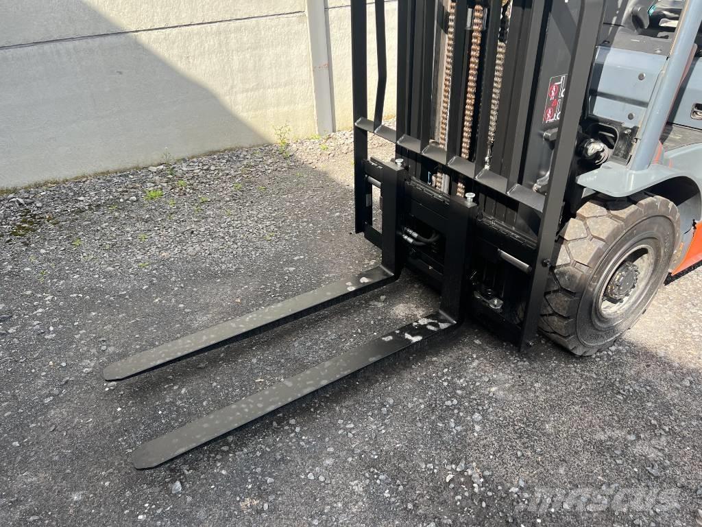 Toyota 02-8 FGF 25 LPG trucks