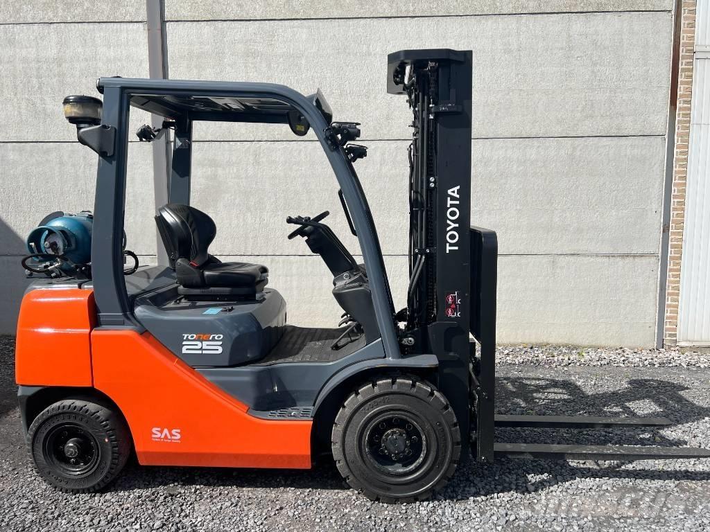 Toyota 02-8 FGF 25 LPG trucks